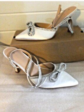 NIB Vetaste Crystal Bow Bridal Heels Women's 9 White Satin Ankle Strap Pumps